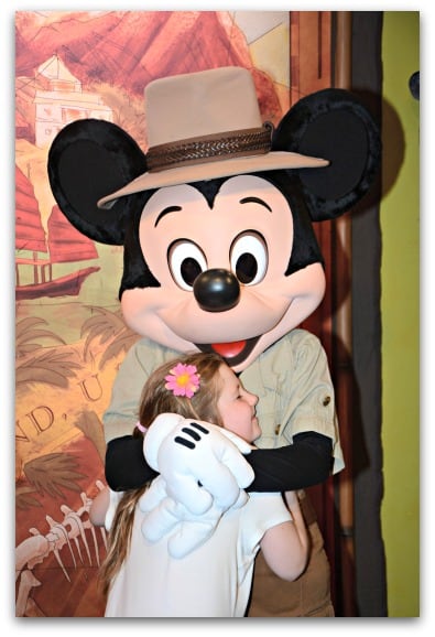 memory-maker-hugs-with-mickey