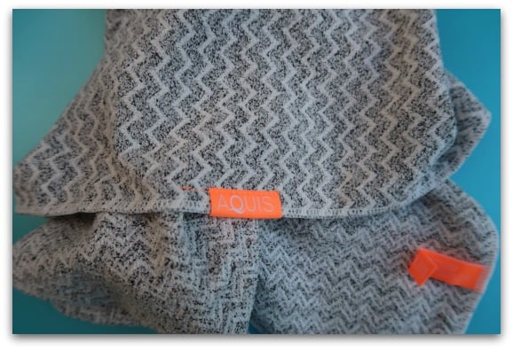 The AQUIS Hair Towel is extremely lightweight and absorbent which dries hair quickly without excessive pulling or snagging
