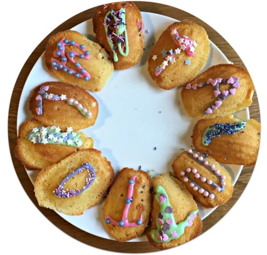 This weekend my daughter made her favourite Madeleines and then using icing colours and decorations from Dr. Oetker, she made them look very pretty 